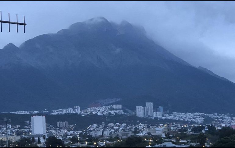 La primera tormenta invernal de la temporada en combinación con el frente frío número 10, ocasionará marcado descenso de la temperatura en la mayor parte del país. TWITTER / @conagua_clima
