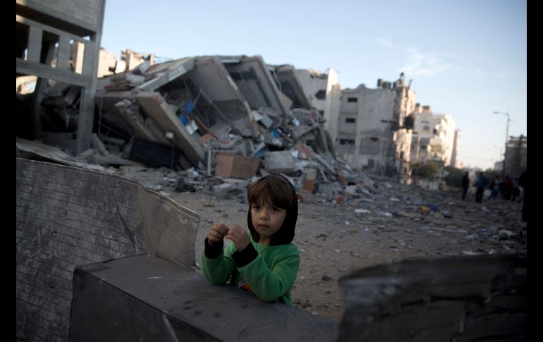 Un niño se para entre los escombros de la estación de televisión Al-Aqsa de Hamas, en la Ciudad de Gaza, luego de los bombardeos israelíes de ayer. AP/K. Hamra