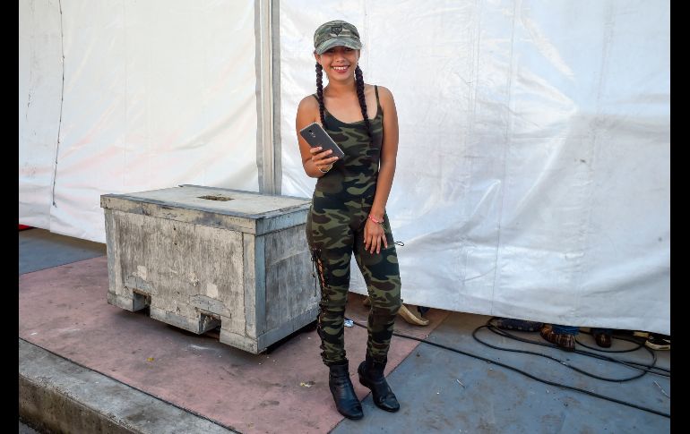 María Pineda, guatemalteca de 18 años, se mantiene comunicada mientras atraviesa México con la caravana migrante. AFP/A. Estrella