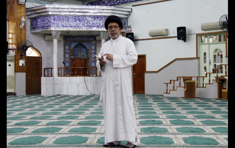 Sayed Mohammed al-Talqani, clérigo musulmán en Iraq. Usa su celular para su trabajo, como enviar sermones a un grupo de clérigos. AFP/H. Hamdani