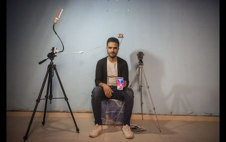 Mohamed Abdelkader tiene una tienda de celulares en Al-Noubaria, Egipto, y es una personalidad en redes sociales, a las que accede mediante su smartphone. AFP/K. Desouki