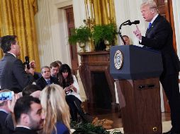 Acosta y Trump escenificaron un enfrentamiento durante una conferencia de prensa en la Casa Blanca. AFP/M. Ngan