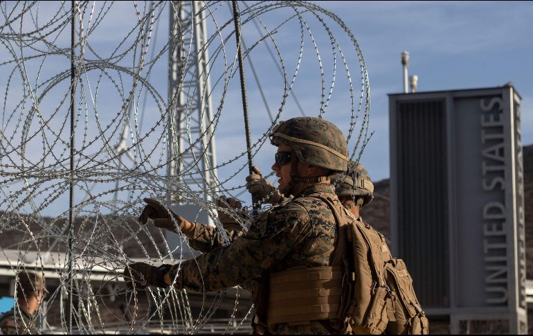 Los marinos usaron alambre de púas para reforzar la barrera. AFP/G. Arias