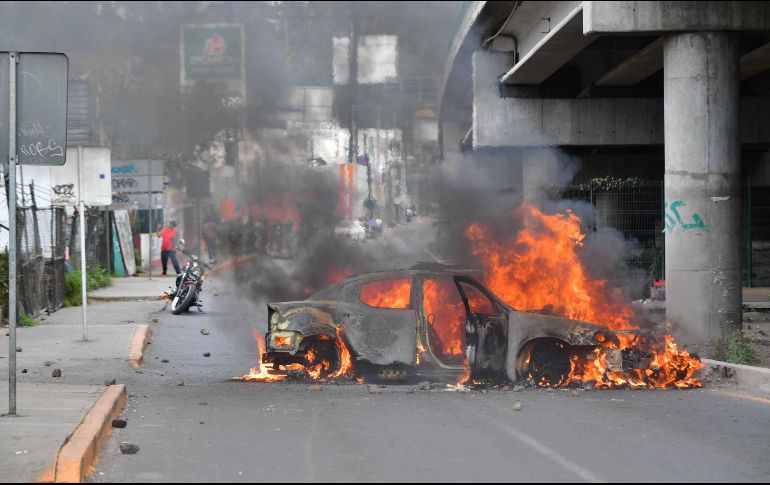Aspectos de un automóvil violentado por algunos pobladores de San Juan Ixhuatepec durante los hechos de ayer. SUN/H. García