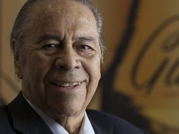 Fotografía de archivo que muestra al cantante Lucho Gatica durante una entrevista en Hollywood Studios en Los Ángeles, California. EFE/A. Arorizo