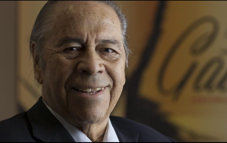 Fotografía de archivo que muestra al cantante Lucho Gatica durante una entrevista en Hollywood Studios en Los Ángeles, California. EFE/A. Arorizo