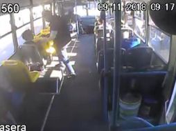 Tras el hecho Miguel se queda inmóvil por algunos instantes, mientras el hombre que le disparó desciende de la unidad por la puerta trasera. ESPECIAL