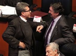 Ricardo Monreal conversa con Napoleón Gómez Urrutia durante la sesión ordinaria de ayer. SUN/C. Mejía