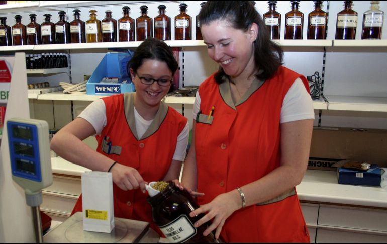 El programa prevé dar becas para estudios a 300 mil jóvenes y un salario por capacitación de tres mil 600 pesos para otros 2.6 millones durante un año. EFE/Archivo