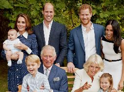 En una imagen oficial difundida, aparece Carlos rodeado por sus hijos, los príncipes Guillermo y Enrique; sus nueras, Kate y Meghan; su esposa Camilla y sus nietos; los príncipes Jorge, Carlota y Luis. AFP / Clarence House