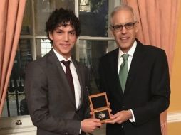 El embajador de México en Reino Unido, Julián Ventura, entregó el diploma y una medalla de plata acuñada especialmente por la Casa de Moneda. TWITTER / @IsaacHdezF