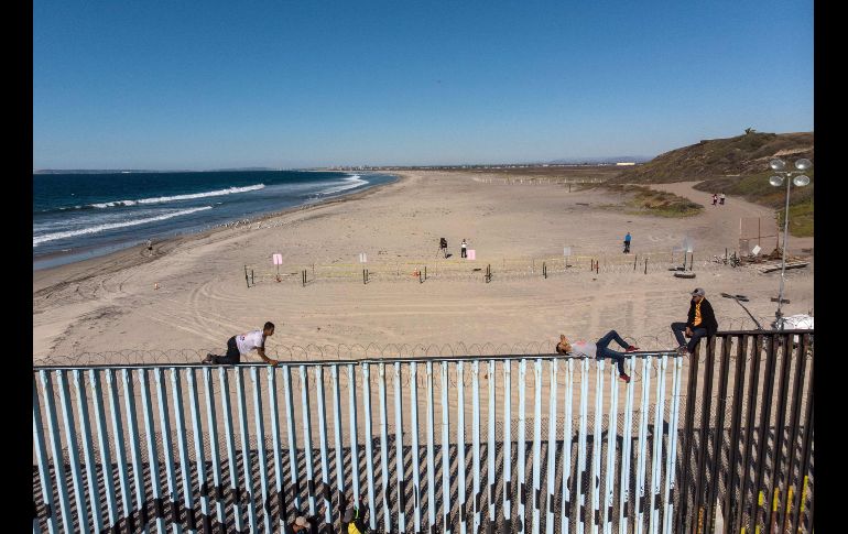 Vista aérea de la frontera entre playas de Tijuana y San Diego, con alambre de púas recién instalado.