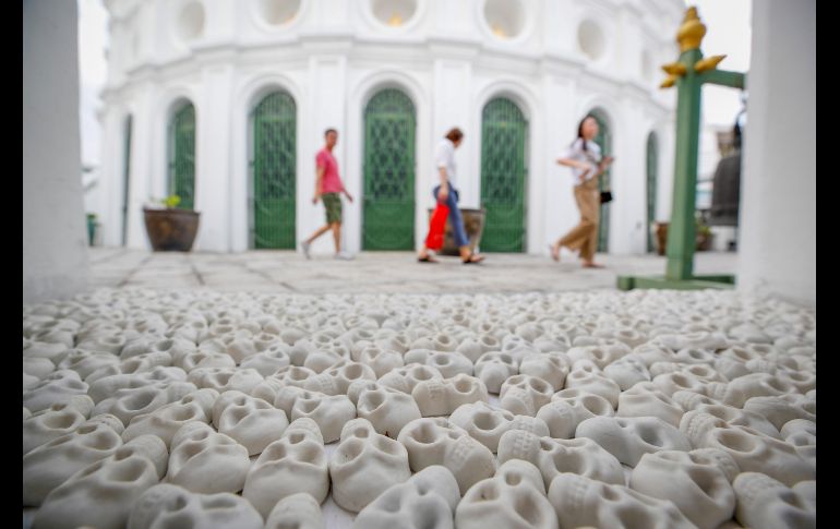 Visitantes pasan junto a la obra 