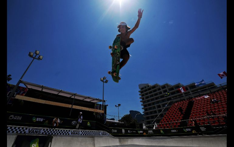 El brasileño Pedro Carvalho realiza una sesión de práctica del Abierto de skateboarding STU en Río de Janeiro, Brasil. AFP/C. De Souza