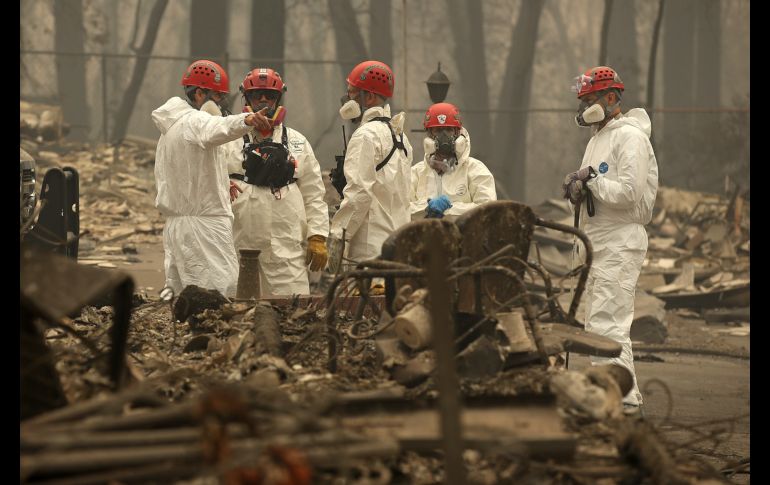 Rescatistan examinan los restos de un área de casas rodantes.