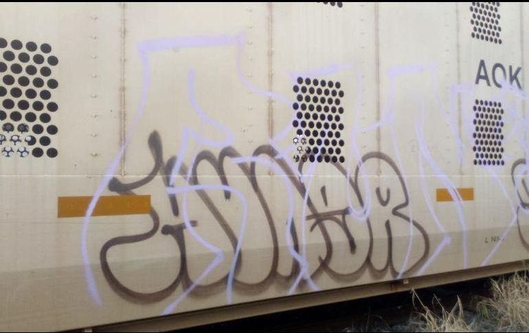 El joven ya había sido detenido el mes pasado por la Policía de Zapopan y la Fiscalía Estatal luego de que vandalizara también un par de vagones de la Línea 3 del Tren Ligero. ESPECIAL/