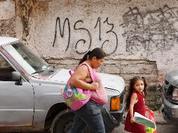 Las autoridades salvadoreñas acusan a las pandillas Barrio 18, Mara Salvatrucha y otras de cometer la mayoría de homicidios. EFE/Archivo