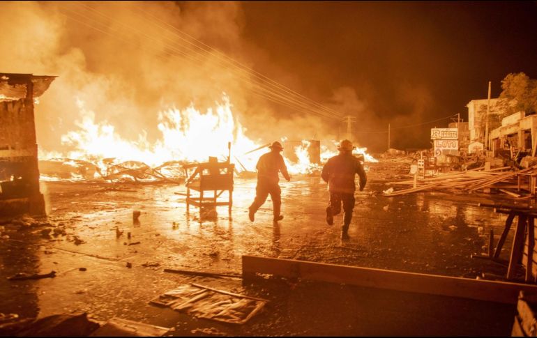 El cuerpo de bomberos de la ciudad se vio insuficiente para sofocar el siniestro, por lo que el OOMAPAS intervino; paramédicos de la Cruz Roja no reportan personas heridas o afectadas por el humo. EFE / ARCHIVO