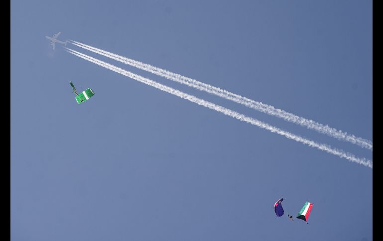 Una aeronave civil pasa sobre paracaidistas saudíes y kuwaitíes, durante los ejercicios militares del Escudo Árabe en la base militar Mohamed Naguib, al noroeste de El Cairo, en Egipto. AFP/K. Desouki