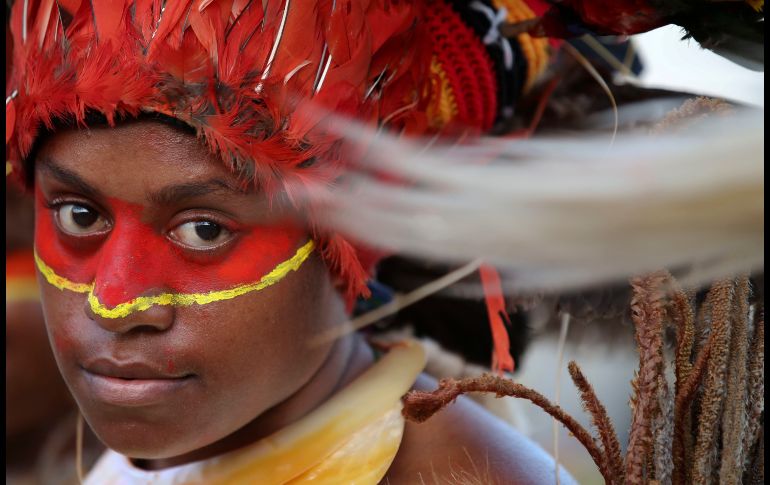 Danzantes aguardan la llegada del presidente chino  Xi Jinping en Port Moresby, Papúa Nueva Guinea, para una ceremonia. El mandatario chino realiza una visita oficial previo a su participación en la cumbre de APEC. AP/A. Favila