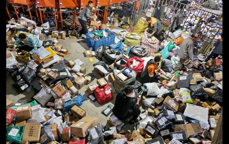 Trabajadores acomodan paquetes luego de las promociones comerciales del 
