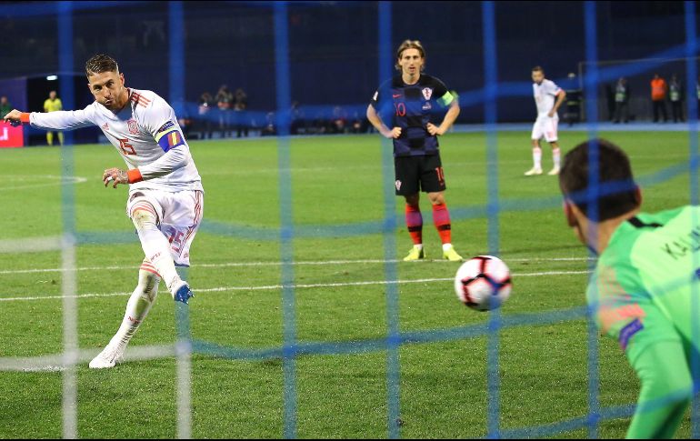 Sergio Ramos (i) de España anota un penalti. EFE/A. Bat