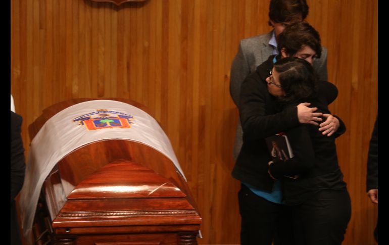 Paulina, Adriana y Alejandro del Paso, hijos del Premio Cervantes 2015, así como nietos y más familiares, hacen guardia de honor. EL INFORMADOR / G. Gallo