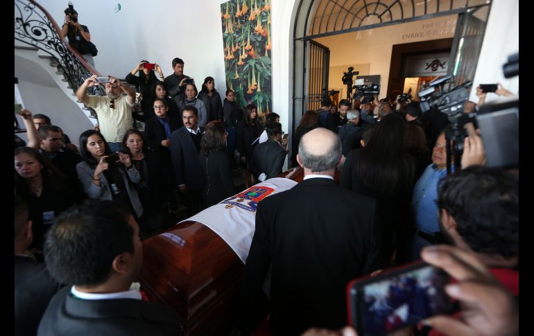 Paulina, Adriana y Alejandro del Paso, hijos del Premio Cervantes 2015, así como nietos y más familiares, hacen guardia de honor. EL INFORMADOR / G. Gallo