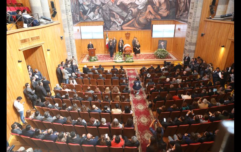Paulina, Adriana y Alejandro del Paso, hijos del Premio Cervantes 2015, así como nietos y más familiares, hacen guardia de honor. EL INFORMADOR / G. Gallo