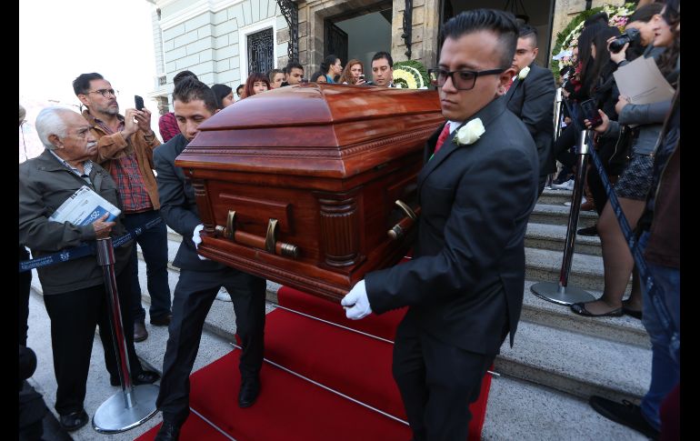 Paulina, Adriana y Alejandro del Paso, hijos del Premio Cervantes 2015, así como nietos y más familiares, hacen guardia de honor. EL INFORMADOR / G. Gallo