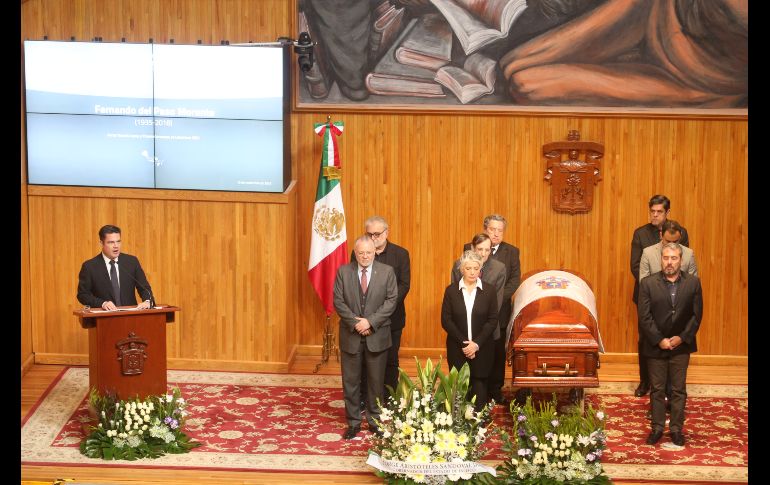 Paulina, Adriana y Alejandro del Paso, hijos del Premio Cervantes 2015, así como nietos y más familiares, hacen guardia de honor. EL INFORMADOR / G. Gallo