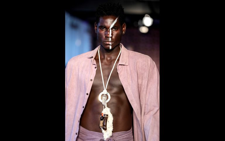 Un modelo luce una creación de la firma Manui Brasil, durante la Brasil Eco Fashion Week, en Sao Paulo. EFE/S. Moreira