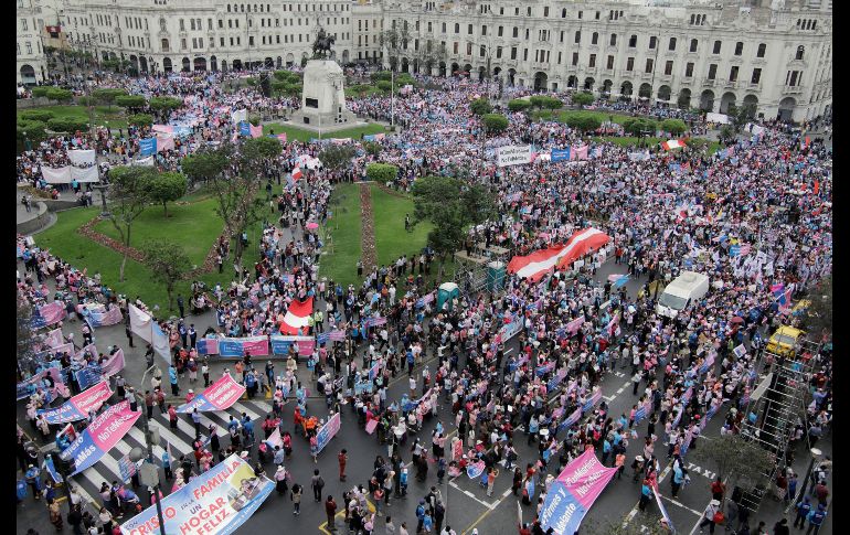 Cientos de personas participan en una manifestación convocada por el colectivo 