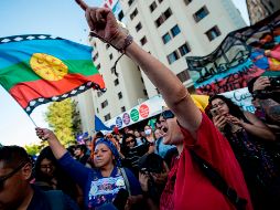 En Santiago, las personas se concentraron en la céntrica plaza Italia y se desplazaron por un parque y calles cercanas. AFP/M. Bernetti