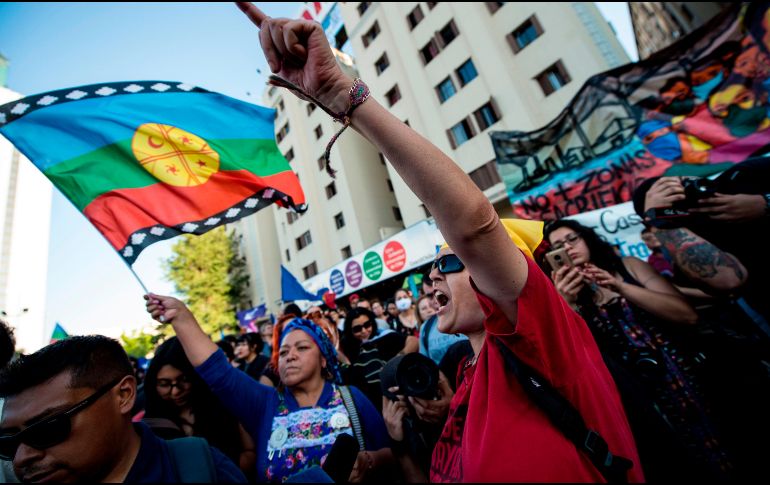 En Santiago, las personas se concentraron en la céntrica plaza Italia y se desplazaron por un parque y calles cercanas. AFP/M. Bernetti