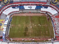 Debido a las malas condiciones del césped en el Estadio Azteca, fue cancelado el Monday Night Football entre los Rams y los Chiefs de la NFL. AP/ C. Palma