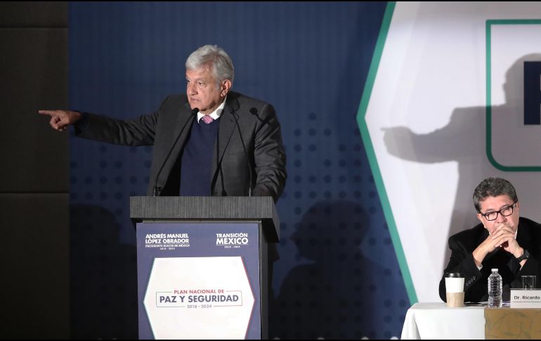 El presidente electo se reunió la tarde de este jueves con los integrantes del consejo que trabaja en elaborar la Constitución moral. SUN / A. Leyva