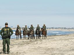 Agentes de protección fronteriza patrullan la zona colindante con Playas de Tijuana. AFP