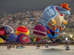 En punto de las 7:00 horas junto a la orilla del lago del Parque Metropolitano, las familia se congregaron para disfrutar el espectáculo multicolor. TWITTER / FIGLeon