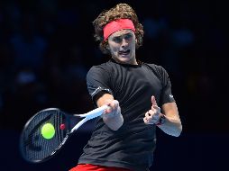 Alexander Zverev da cuenta del estadounidense John Isner, que queda eliminado al sumar tres derrotas en la competencia. AFP / G. Kirk