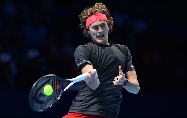 Alexander Zverev da cuenta del estadounidense John Isner, que queda eliminado al sumar tres derrotas en la competencia. AFP / G. Kirk