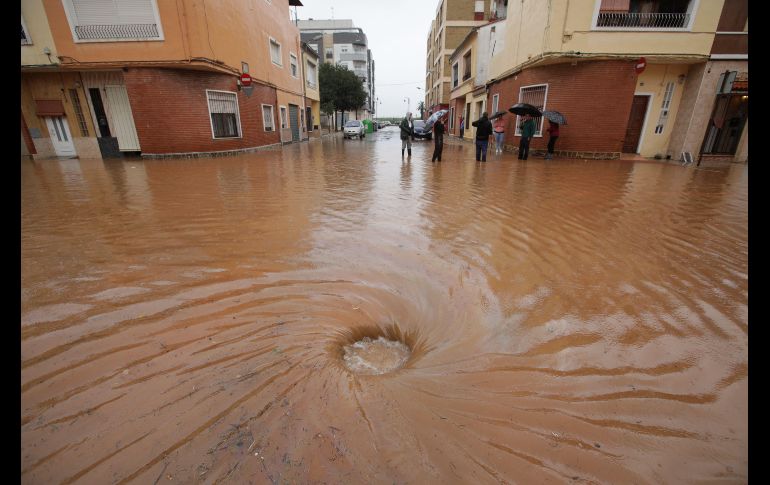 Las fuertes lluvias caídas anoche y madrugada en la comarca española de la Ribera han alcanzado la intensidad de torrenciales y han provocado desbordamientos de barrancos y cortes de carreteras. En la imagen, el barrio de les Basses de Alcira.EFE/N.Francès