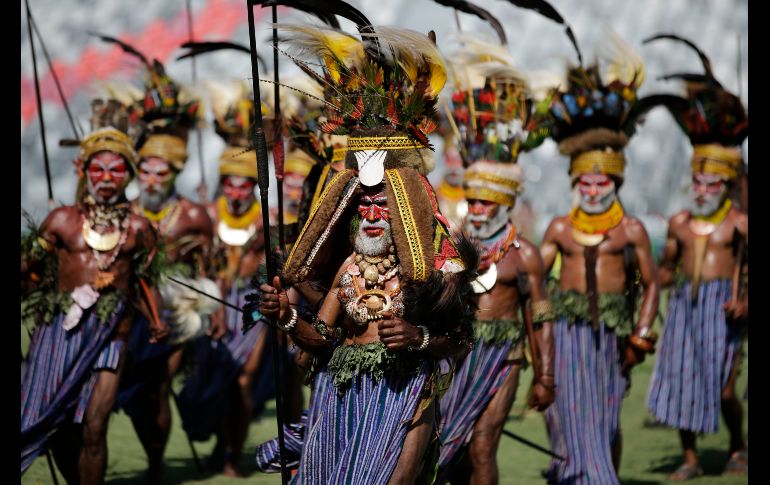 Danzantes en atuendos tradicionales se presentan en un evento cultural en Puerto Moresby, Papúa Nueva Guinea, en el marco de las actividades de la cumbre APEC 2018. AP/A. Favila