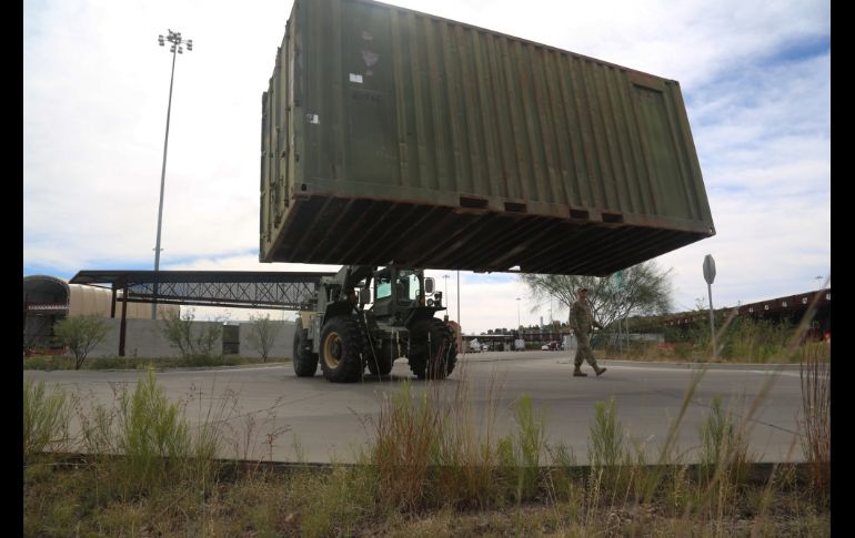 Un soldado mueve un contenedor para ensanchar la barrera en Nogales, Arizona, el 14 de noviembre. ESPECIALUS Army/ Spc. Keion Jackson