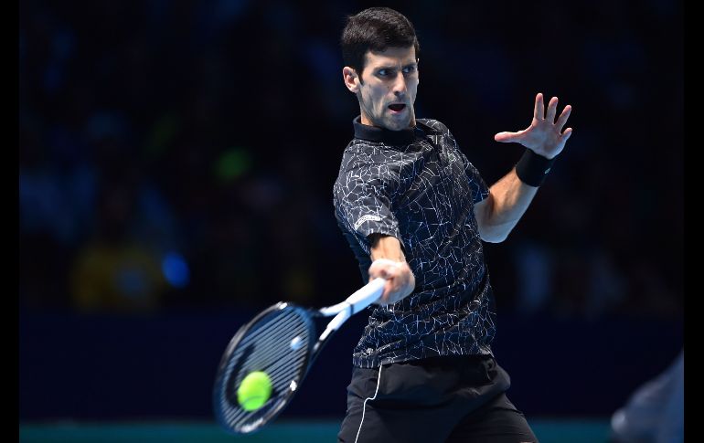 El serbio Novak Djokovic juega en partido de las Finales ATP en Londres. AFP/G. Kirk