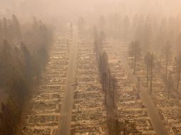 Tomas aéreas revelan ciudad arrasada por llamas en California