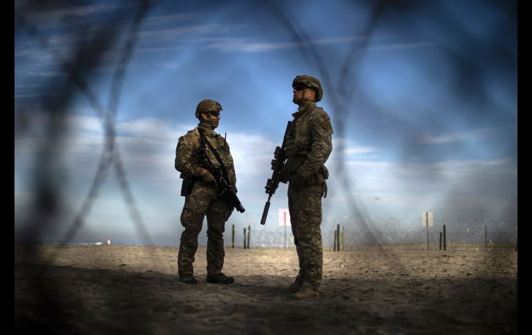 Agentes de Aduanas y Protección Fronteriza estadounidense vigilan en la valla de San Diego, California, junto a Tijuana, Baja California. La frontera sur estadounidense ha sido reforzada ante la llegada de las caravanas de migrantes centroamericanos. AFP/P. Pardo