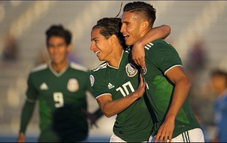 Daniel López (D) celebra con Diego Laínez (C). Al fondo, JJ Macías. MEXSPORT/