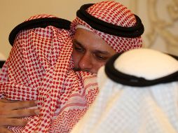 Salah Khashoggi (C), hijo del periodista opositor asesinado Jamal Khashoggui, escucha las condolencias por su pérdida en Yeda. EFE/STR