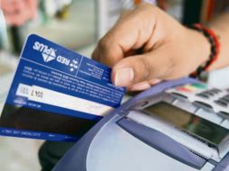 Autoridades recomiendan no perder de vista las tarjetas al momento de hacer pagos en puntos de venta, sin importar el giro del establecimiento. ESPECIAL